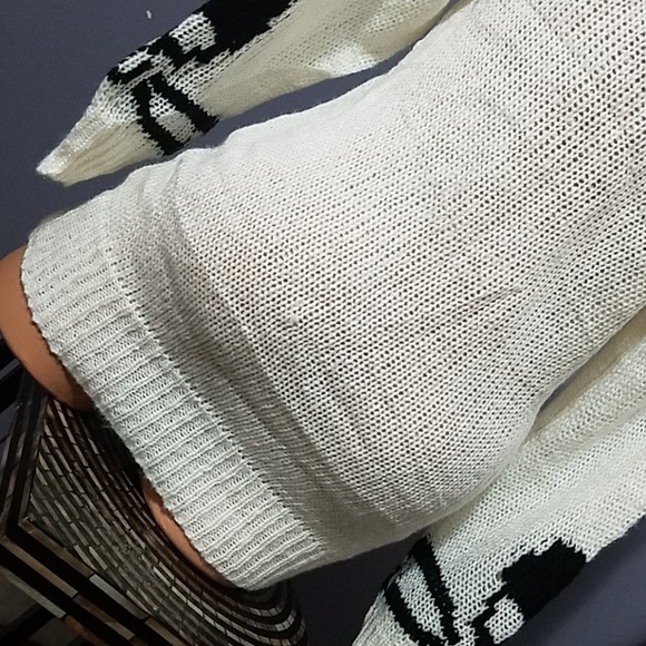 Knitted Skull Sweater Deep V - Picture 7 of 7